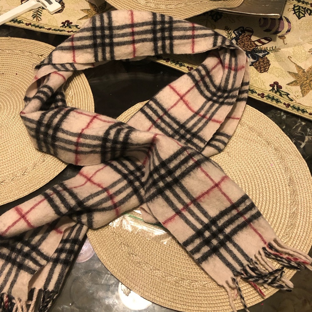 BURBERRY, London, England. Check, CASHMERE Scarf.168 X 30cm. - Picture 3 of 4